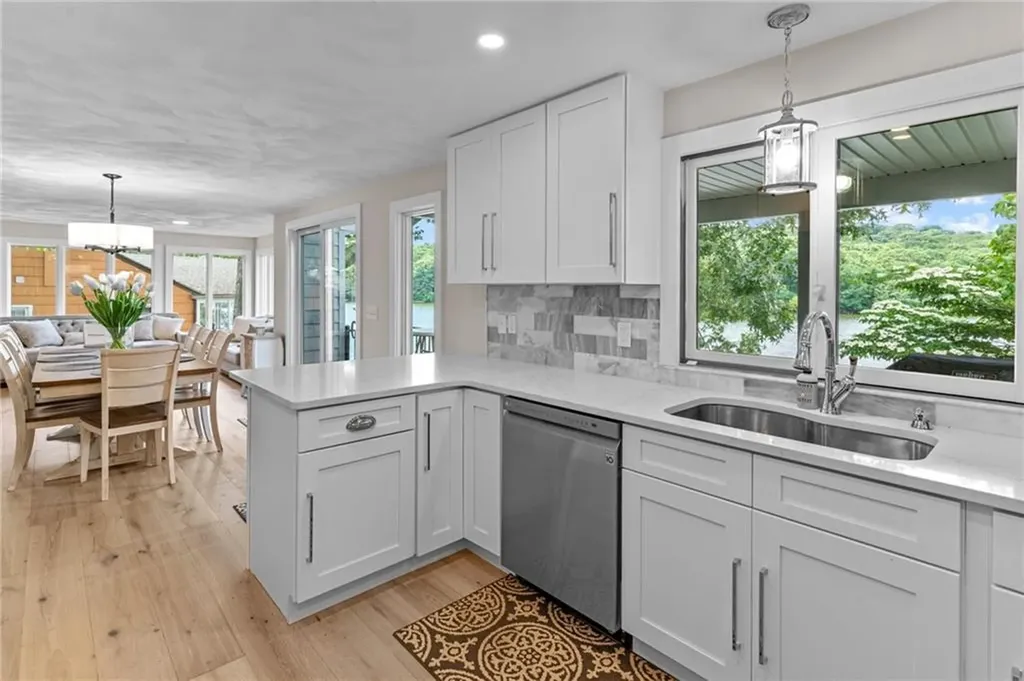 8 Woodsia Road Narragansett RI 02874