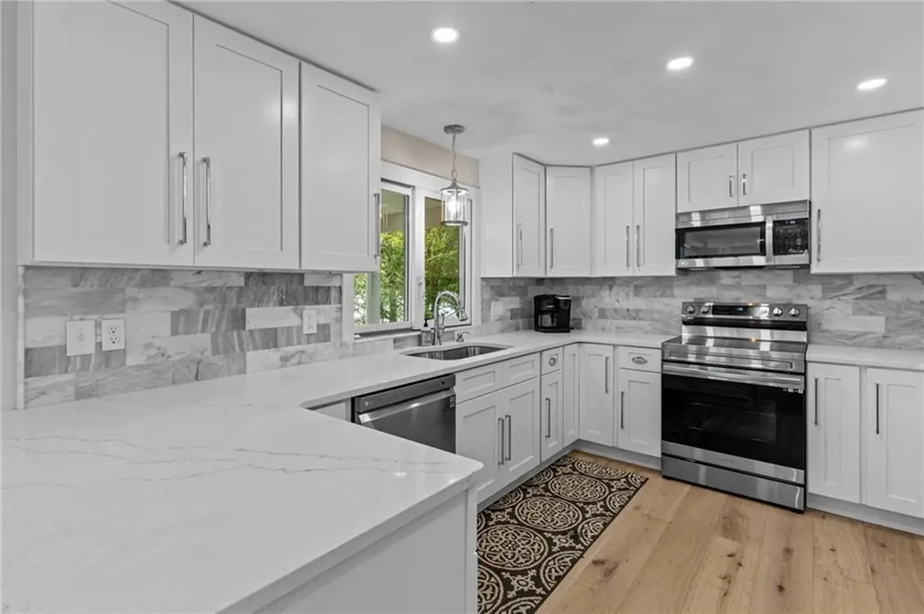 8 Woodsia Road Narragansett RI 02874