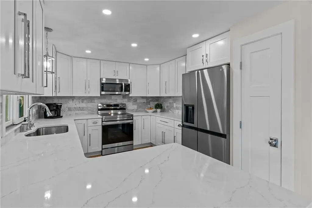 8 Woodsia Road Narragansett RI 02874