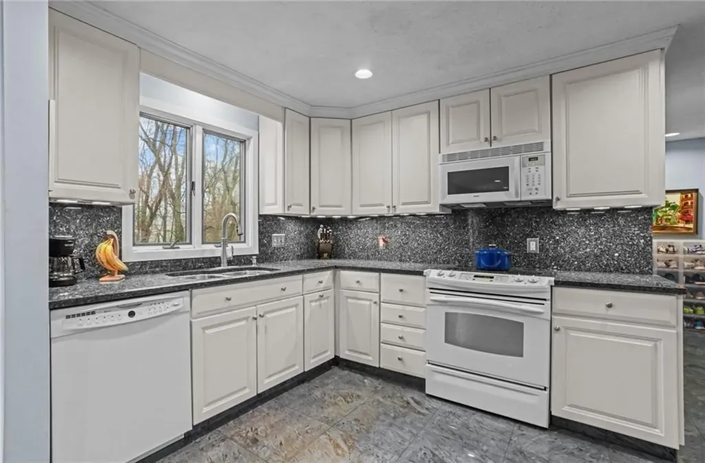 15 Jennifer Circle Cranston RI 02921