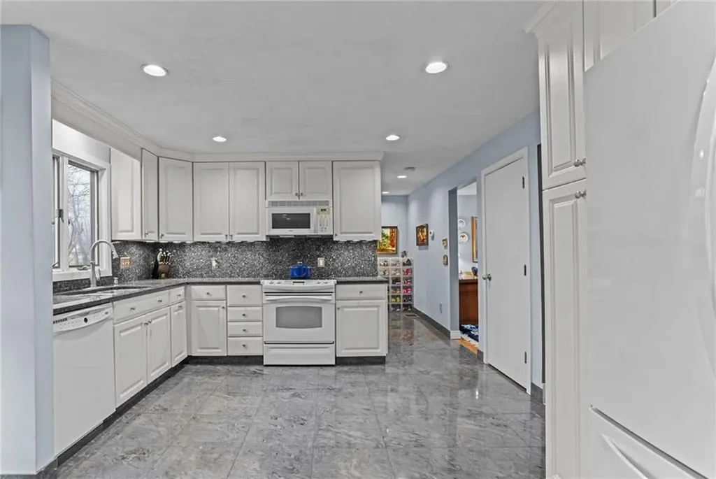 15 Jennifer Circle Cranston RI 02921