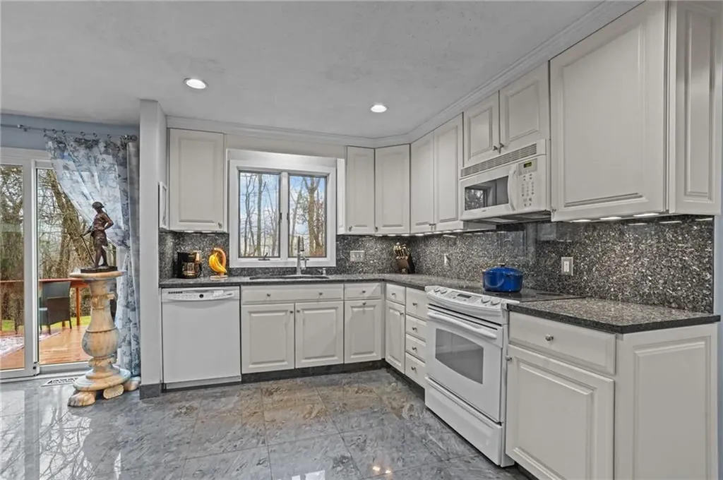 15 Jennifer Circle Cranston RI 02921