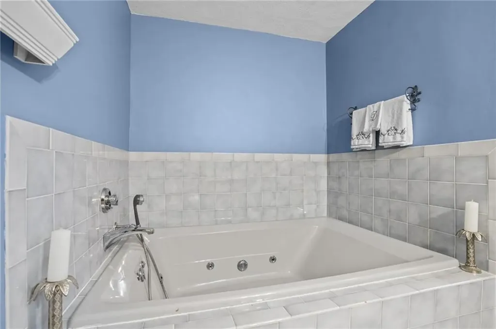 15 Jennifer Circle Cranston RI 02921