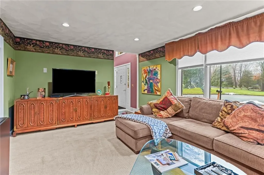 15 Jennifer Circle Cranston RI 02921
