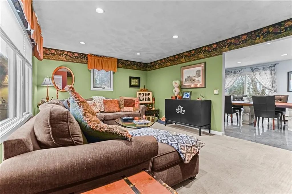 15 Jennifer Circle Cranston RI 02921