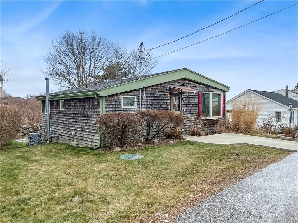 17 Anglers Court Narragansett RI 02882