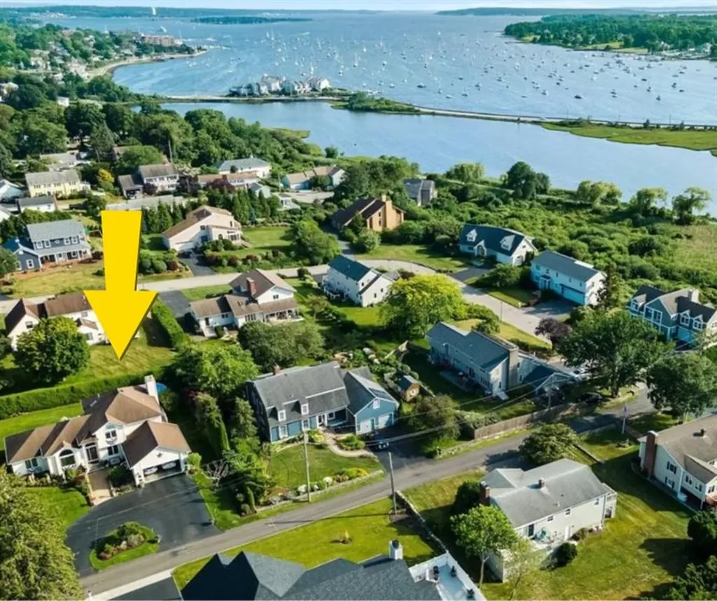 17 Sunnyside Avenue Bristol RI 02809