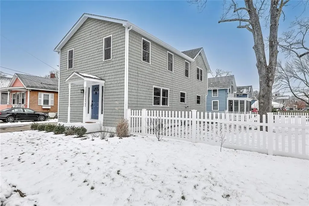 26 Allen Avenue Barrington RI 02806