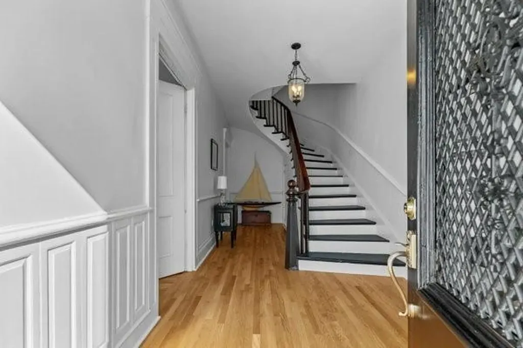 15 John Street Bristol RI 02809