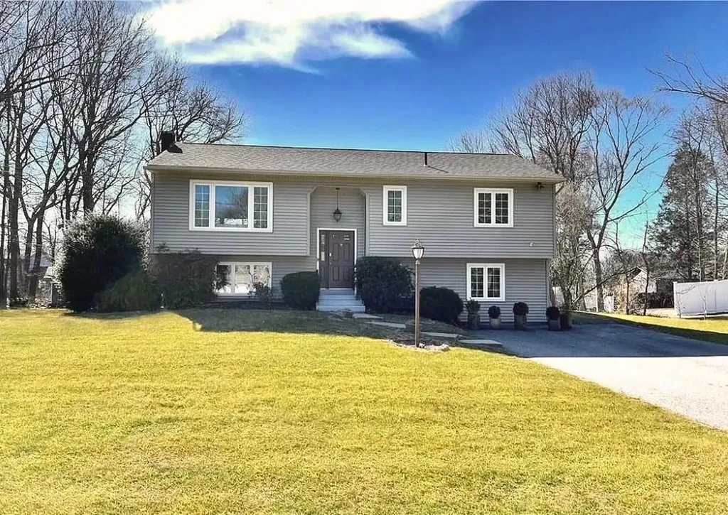 54 Vincent Way Cranston RI 02921