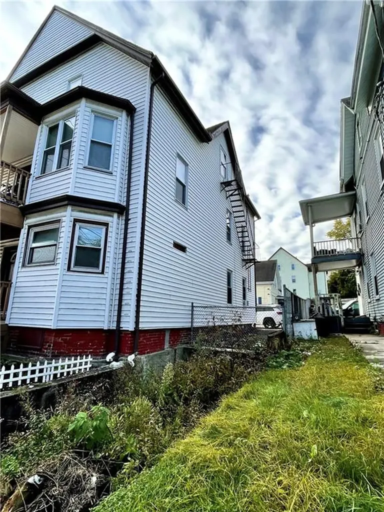 103 Hamlet Avenue Woonsocket RI 02895