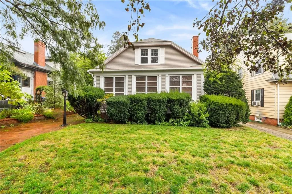 29 Roslyn Avenue Providence RI 02908