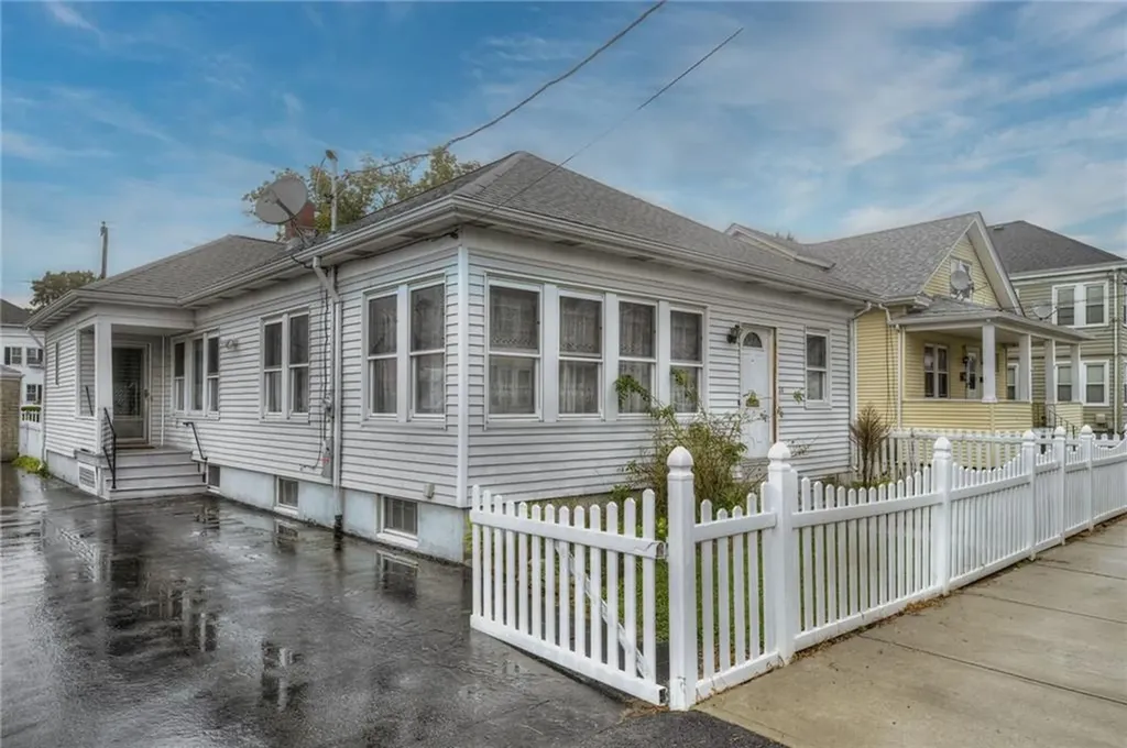 28 Mccabe Avenue Pawtucket RI 02861