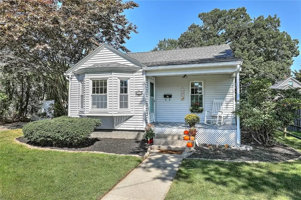 21 Massachusetts Avenue Warwick RI 02888