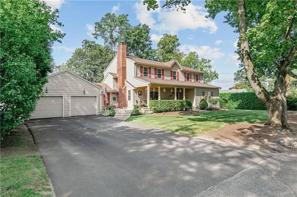 40 Colonial Road Bristol RI 02809