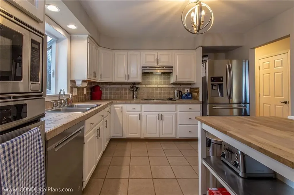 25 Algonquin Drive Middletown RI 02842