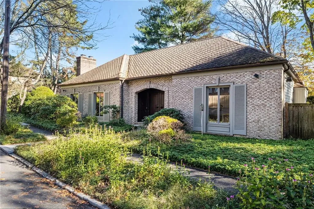 15 Abbottsford Court Providence RI 02906