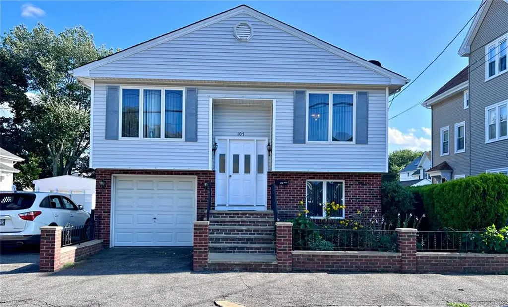107 Robinson Avenue Pawtucket RI 02861