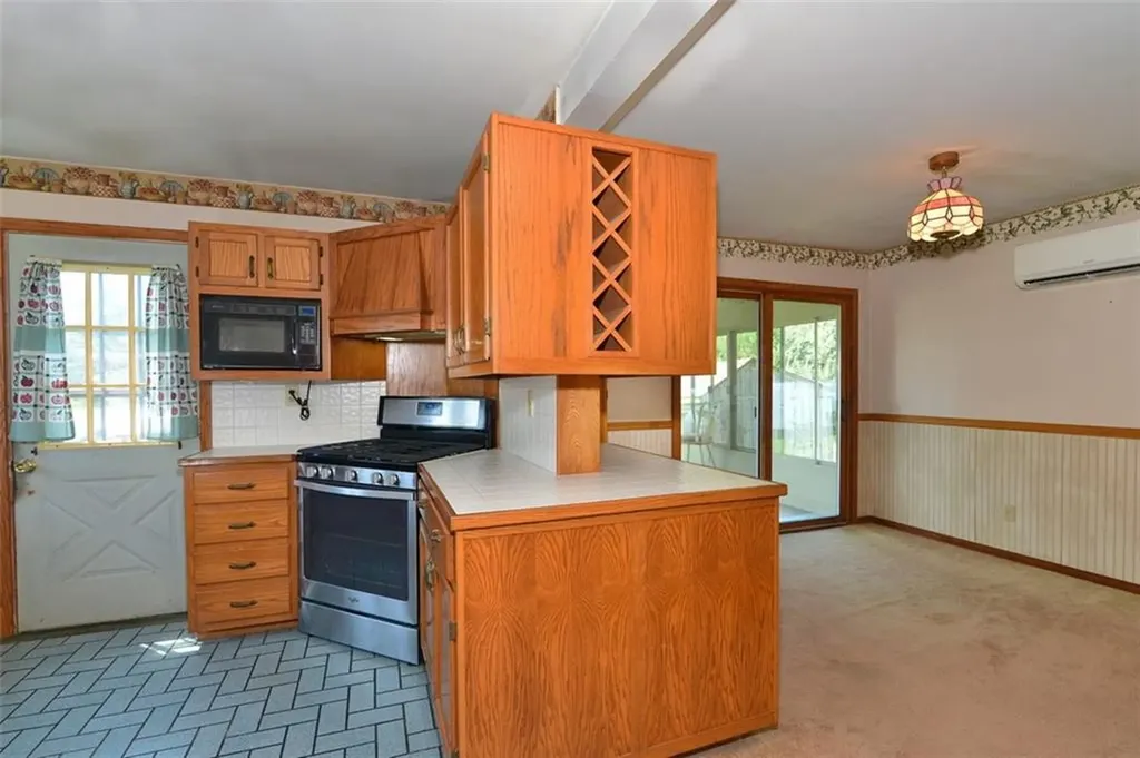 1031 Old Stafford Road Tiverton RI 02878