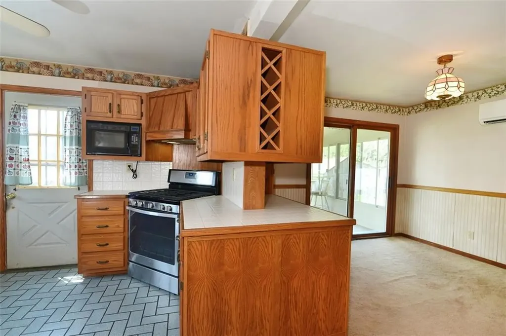 1031 Old Stafford Road Tiverton RI 02878