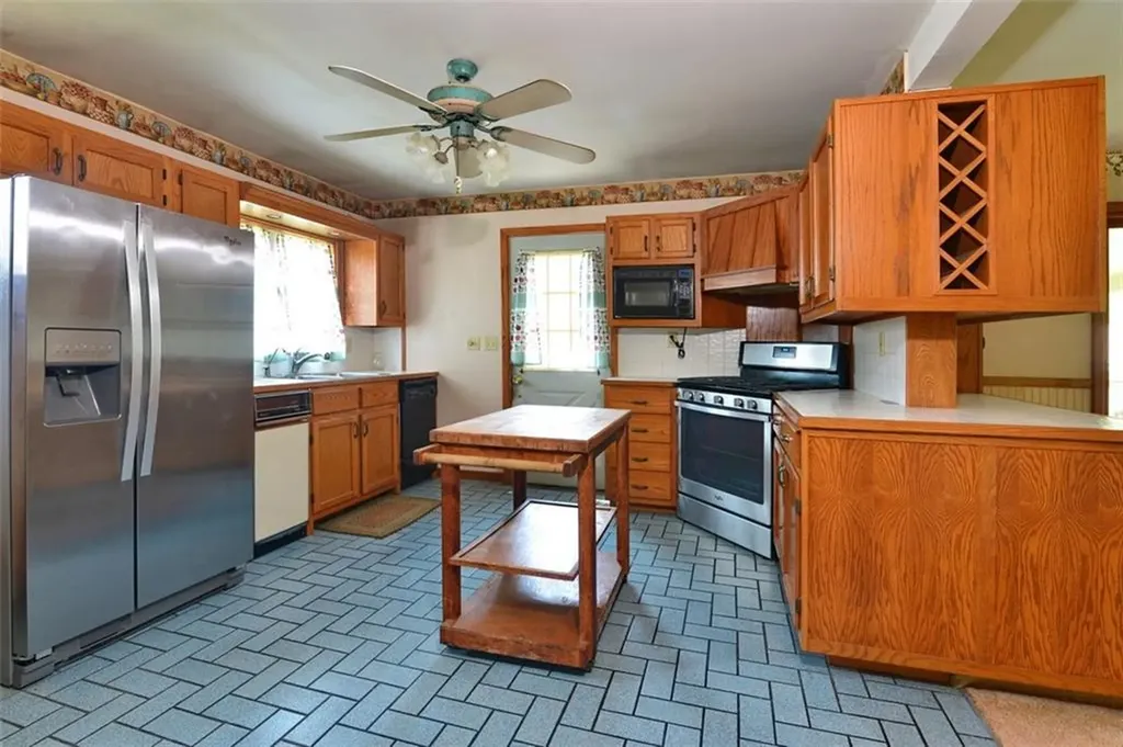 1031 Old Stafford Road Tiverton RI 02878