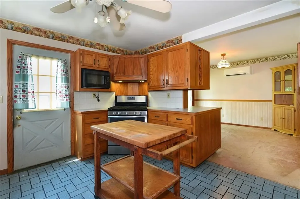 1031 Old Stafford Road Tiverton RI 02878