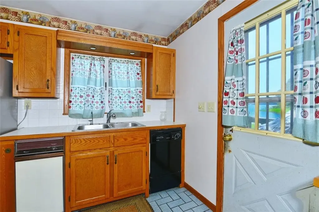 1031 Old Stafford Road Tiverton RI 02878