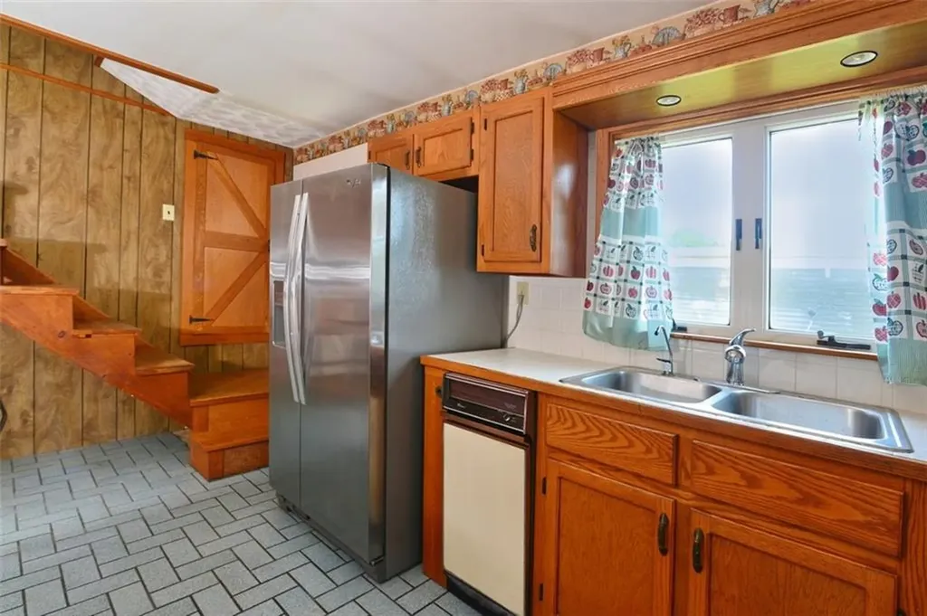 1031 Old Stafford Road Tiverton RI 02878