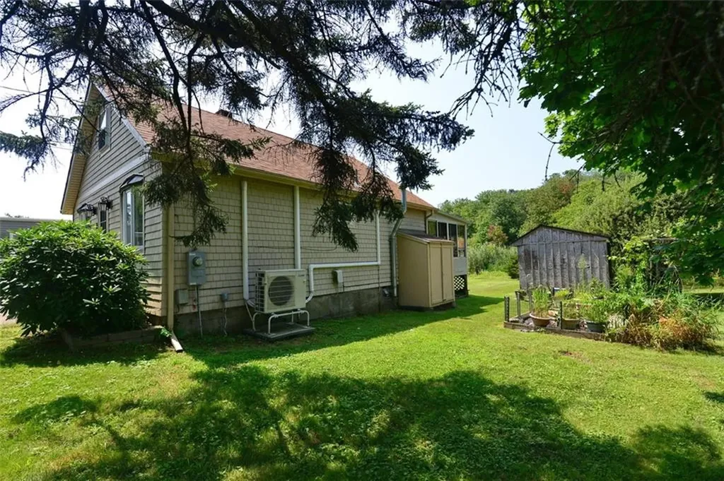 1031 Old Stafford Road Tiverton RI 02878