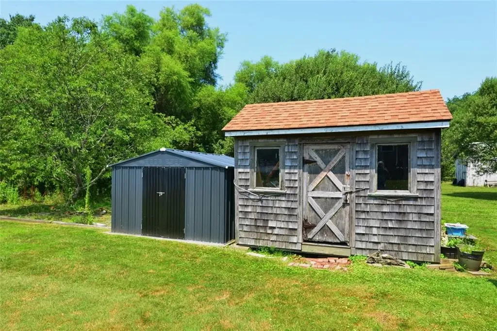 1031 Old Stafford Road Tiverton RI 02878