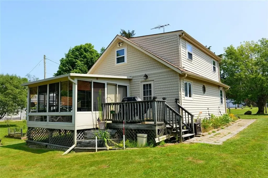 1031 Old Stafford Road Tiverton RI 02878