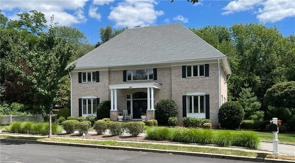 290 Larchwood Drive Warwick RI 02886