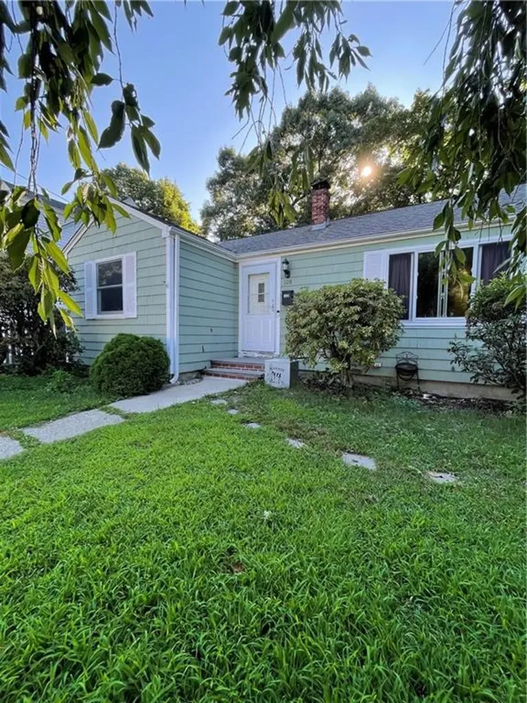 108 Western Promenade Cranston RI 02905