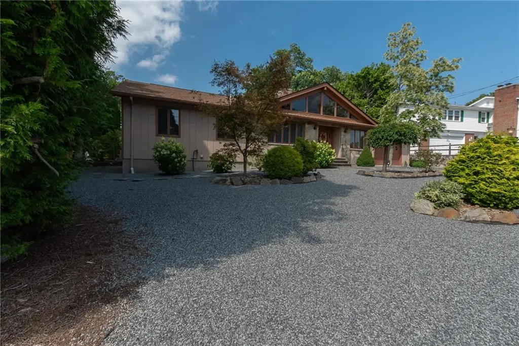 9 Meadow View Boulevard North Providence RI 02904
