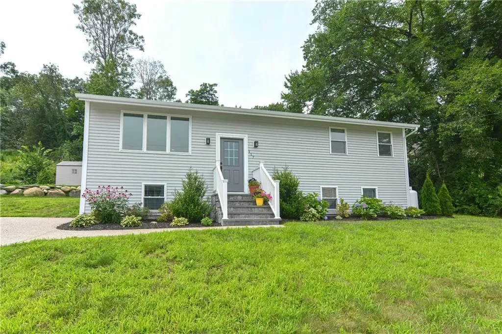 117 Elizabeth Avenue North Smithfield RI 02896