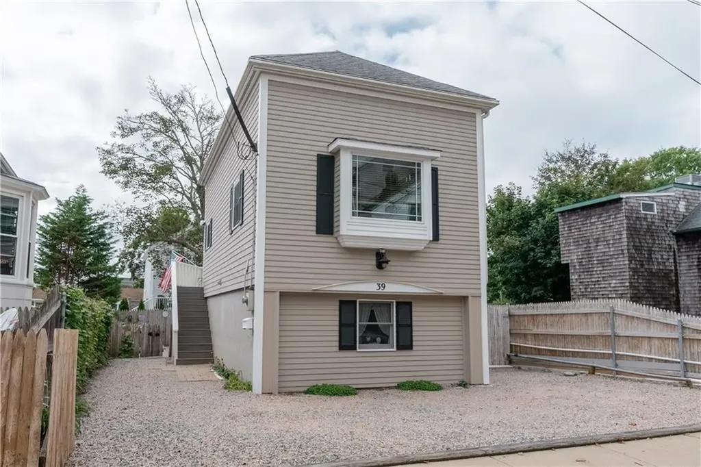 39 Simmons Street Newport RI 02840