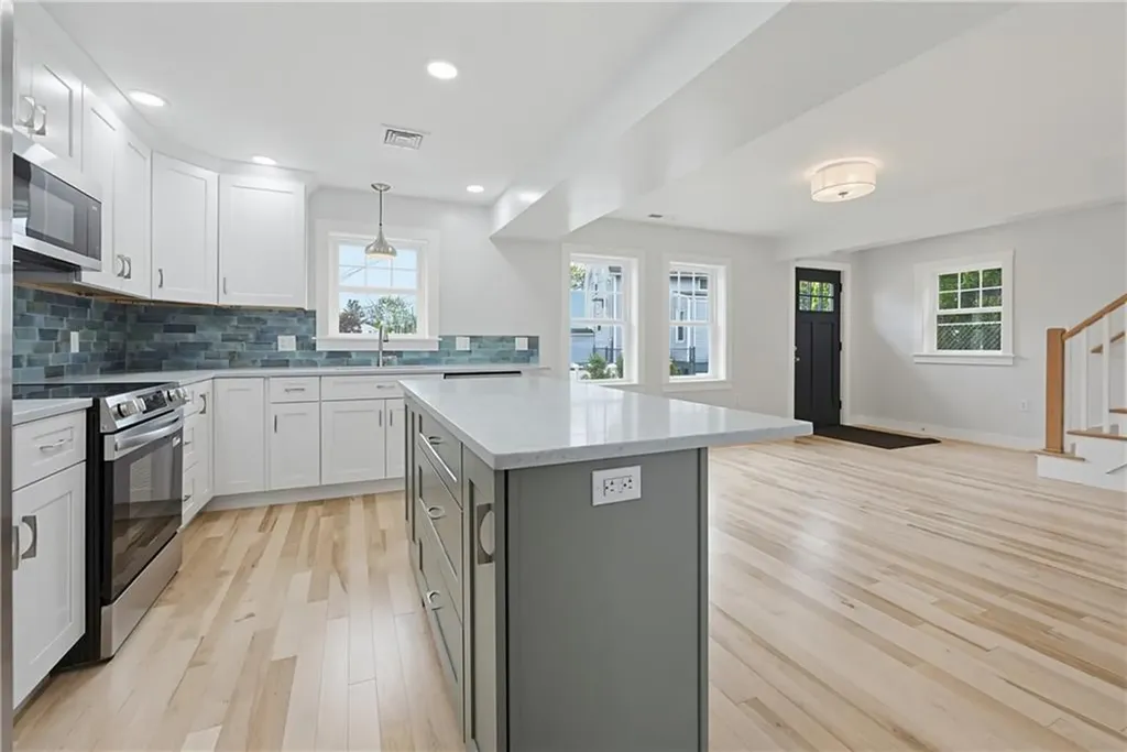 33 Jefferson Avenue East Providence RI 02915