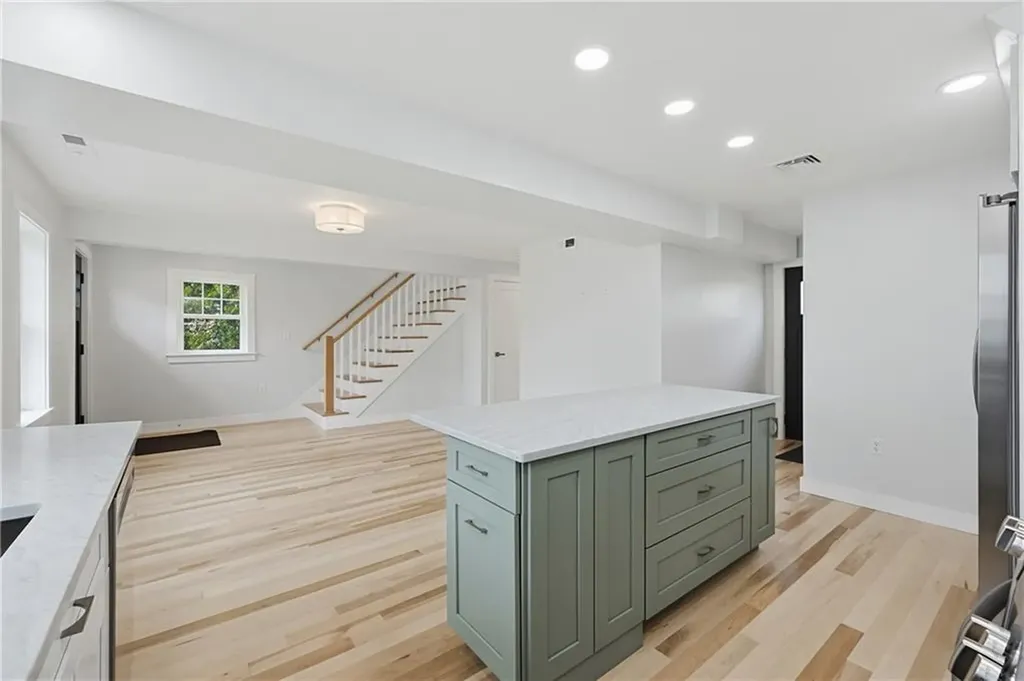 33 Jefferson Avenue East Providence RI 02915