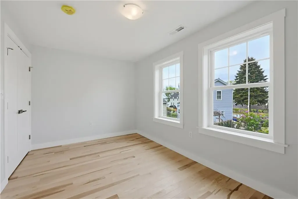33 Jefferson Avenue East Providence RI 02915