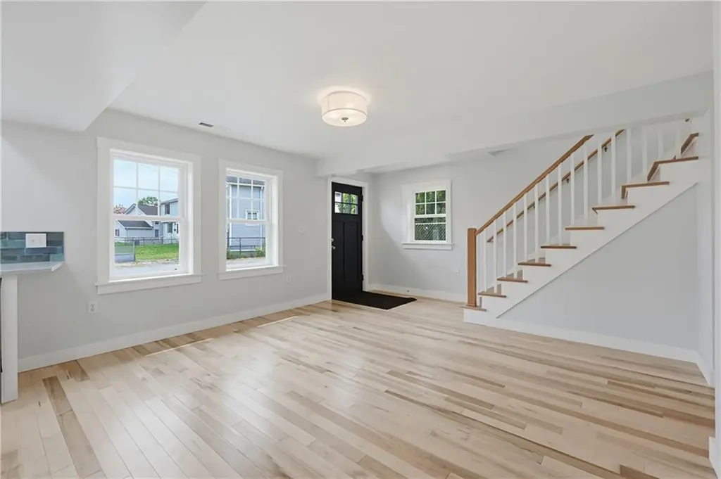 33 Jefferson Avenue East Providence RI 02915