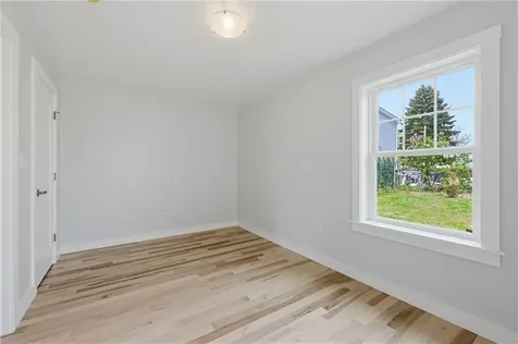 33 Jefferson Avenue East Providence RI 02915