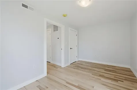33 Jefferson Avenue East Providence RI 02915