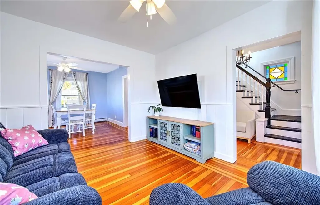 93 Narragansett Avenue East Providence RI 02915