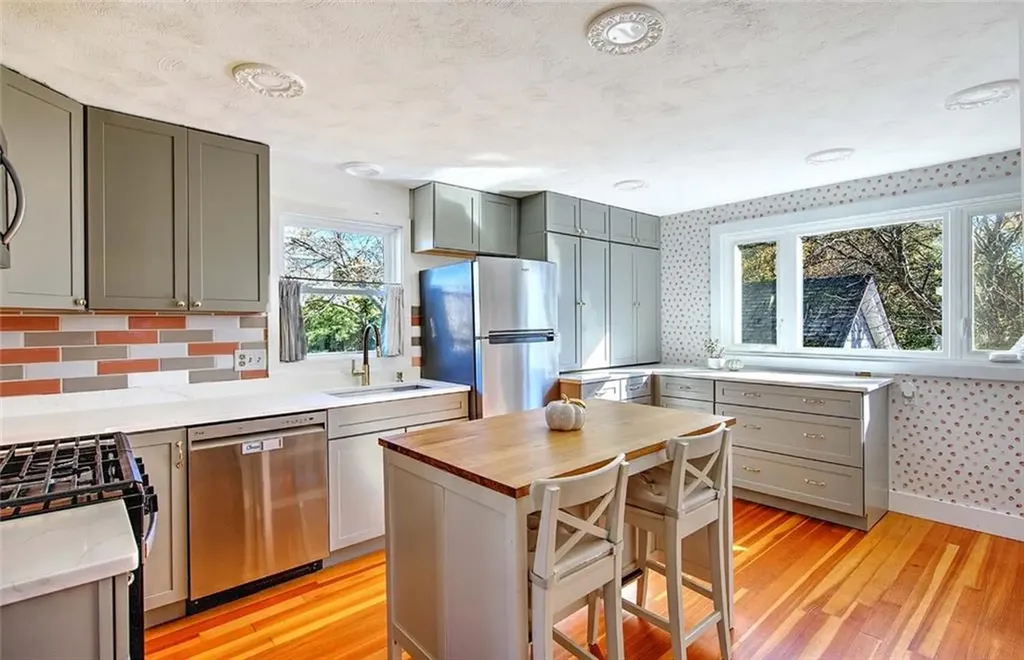 93 Narragansett Avenue East Providence RI 02915