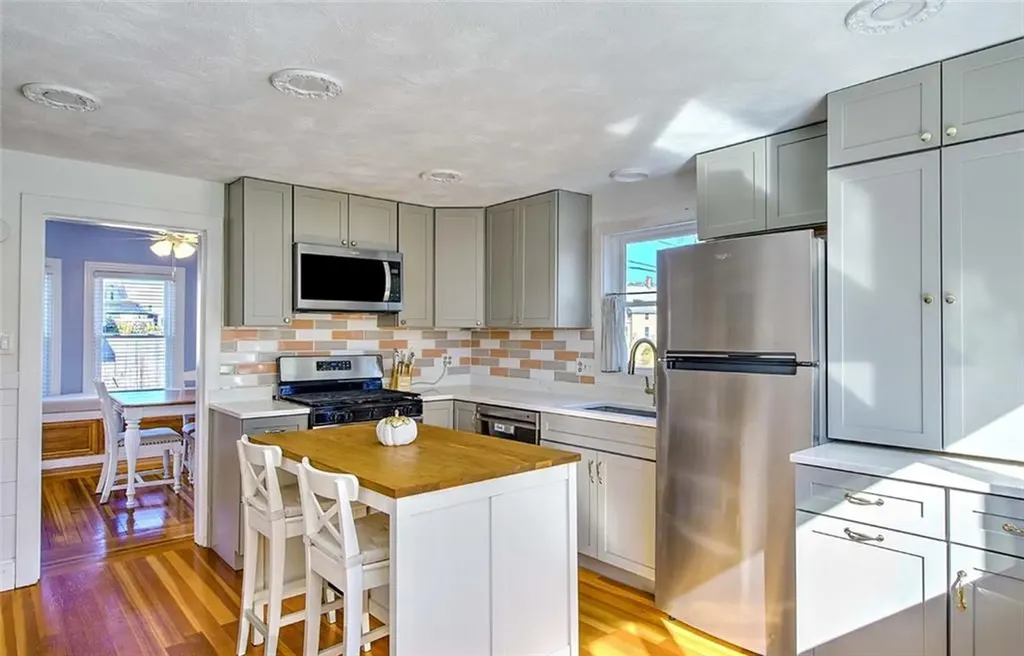 93 Narragansett Avenue East Providence RI 02915