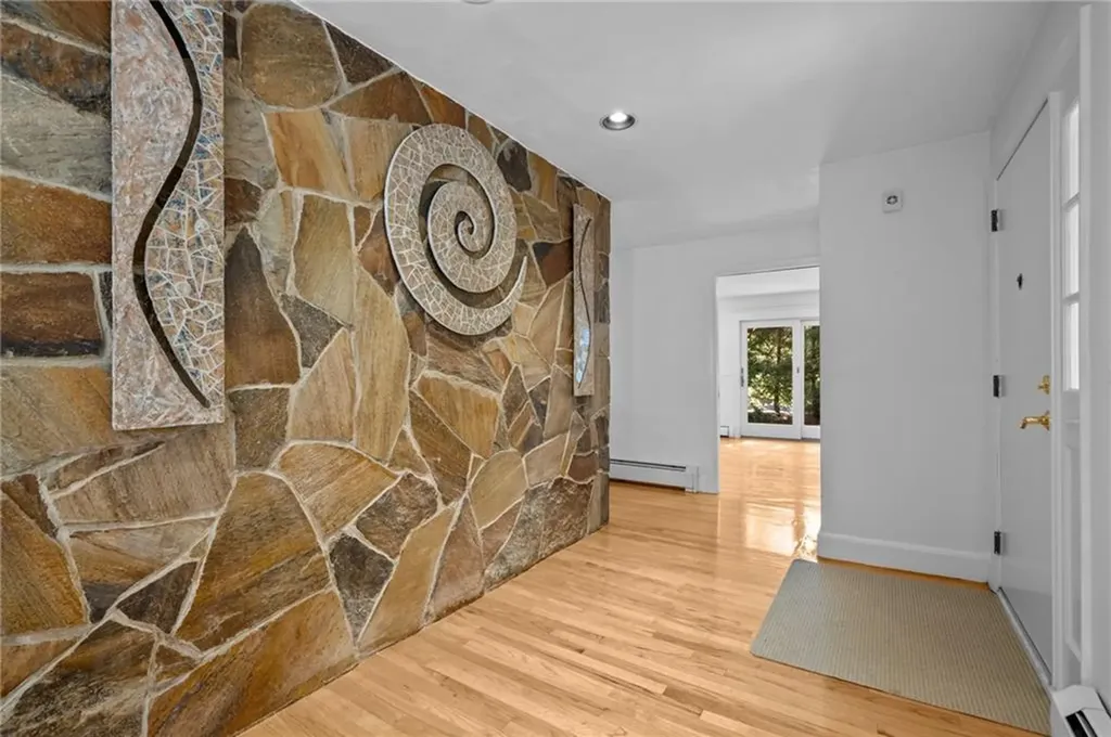 24 Greenwood Lane Lincoln RI 02865