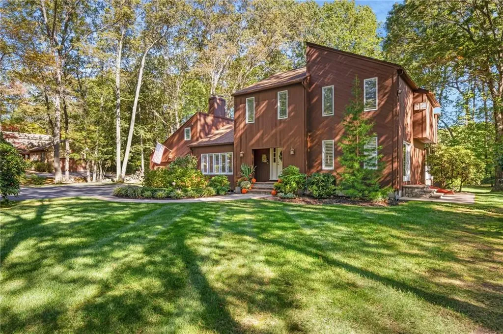 24 Greenwood Lane Lincoln RI 02865