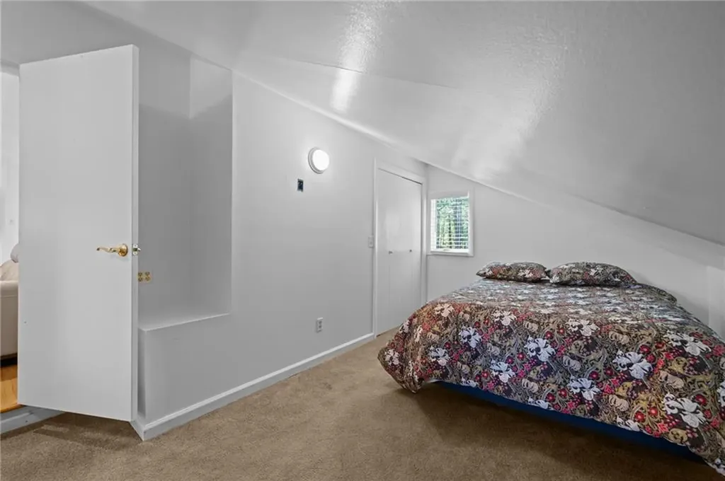 24 Greenwood Lane Lincoln RI 02865