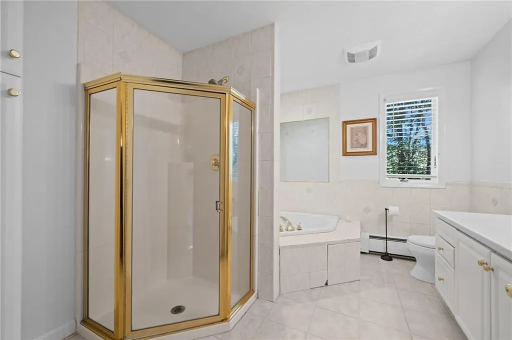 24 Greenwood Lane Lincoln RI 02865