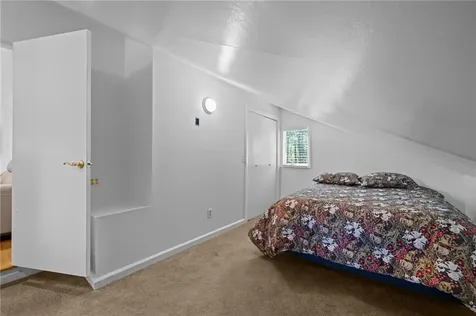 24 Greenwood Lane Lincoln RI 02865